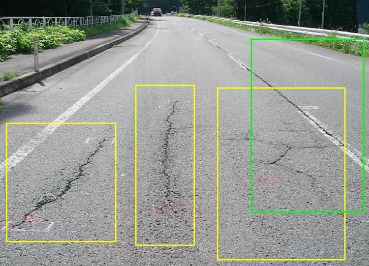 映像解析AIを活用した道路の定期点検 映像解析AIを活用した道路の定期点検
